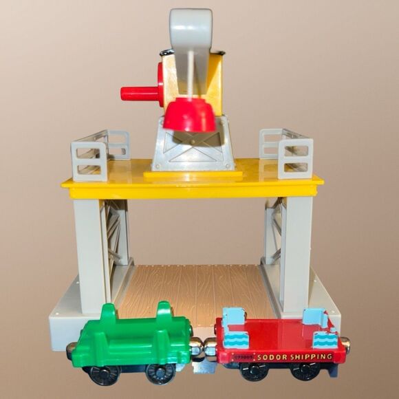 Thomas & Friends Take Along Gantry Crane & 2 Train Cars - Picture 5 of 6